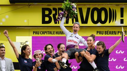 La coureuse française de Ceratizit-WNT Cédrine Kerbaol célèbre avec ses coéquipières sur le podium son maillot blanc de meilleur jeune, à Pau, lors de la dernière étape du Tour de France femmes, le 30 juillet 2023. (JEFF PACHOUD / AFP)