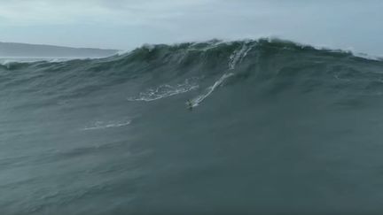 Justine Dupont sur la vague de Nazaré (Portugal), dans une vidéo postée sur sa chaîne YouTube. (CAPTURE D'ECRAN)