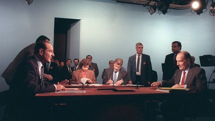 Jacques Chirac et François Mitterrand face à face lors du duel télévisé de l'entre-deux-tours de la présidentielle en 1988. (GEORGES BENDRIHEM / AFP)