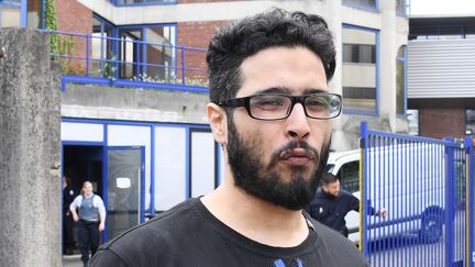 Jawad Bendaoud,&nbsp;le 25 avril 2018, à la sortie du tribunal de Bobigny (Seine-Saint-Denis). (ALAIN JOCARD / AFP)