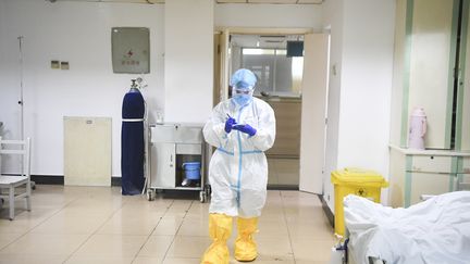 Dans une unité de soins intensifs à l'hôpital Three Gorges, à Wanzhou, en Chine, le 2 février 2020.&nbsp; (WANG QUANCHAO / XINHUA / AFP)