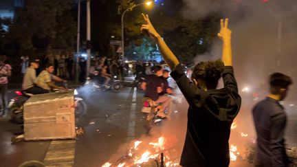 De jour comme de nuit, les Iraniens manifestent dans les rues de Téhéran,&nbsp;le 19 septembre 2022. (AFP)