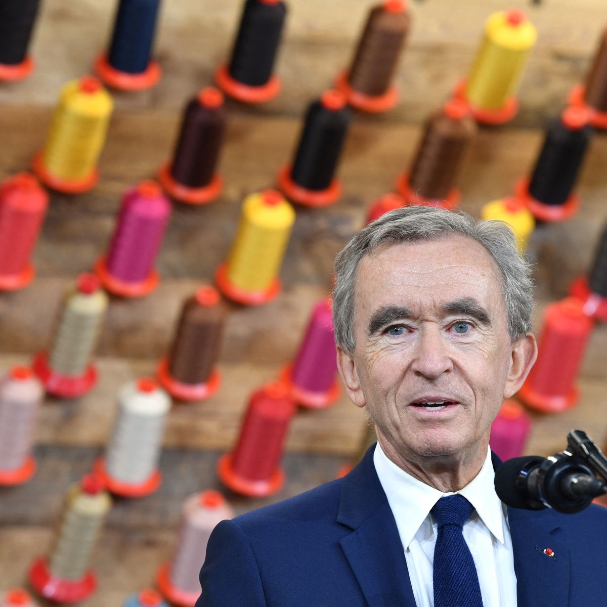 Luxe au paradis des travailleurs : le patron de LVMH Bernard Arnault en  Chine