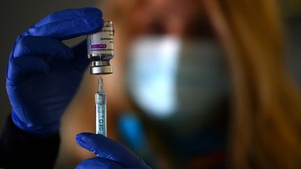 Une infirmière se prépare à vacciner, le 24 mars 2021 à Madrid (Espagne). (GABRIEL BOUYS / AFP)