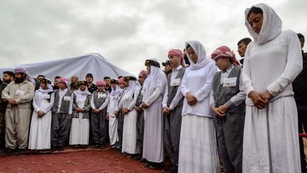 Une cérémonie organisée lors de l'exhumation des corps de centaines de Yézidis découverts dans un charnier, le 15 mars 2019, dans le village de Kojo (Irak). (ZAID AL-OBEIDI / AFP)