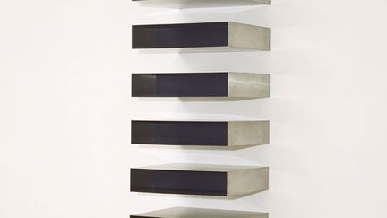 Donald Judd (1928-1994) est considéré comme un des principaux représentants du minimalisme bien qu'il se défende d'appartenir à aucun courant. Il crée des constructions de formes qu'il fait fabriquer par l'industrie, empilements de rectangles d'acier ou de cuivre suspendus, alignement de cubes d'acier reliés par une barre creuse bleue laquée. Il supprime toute trace du geste de l'artiste ainsi que les matériaux traditionnels des beaux-arts. Ici, "Untitled", 1973 (San Francisco Museum of Modern Art, achat avec l'aide de fonds du National Endowment for the Arts et des Amis du musée)
 (Art © Judd Foundation / ADAGP, Paris 2015 © SFMOMA / photo Ben Blackwell)