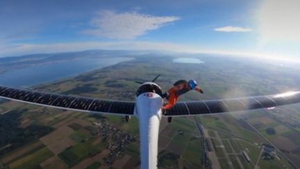 Raphaël Domjan accomplissant sa chute libre à partir d'un avion solaire (FRANCEINFO)