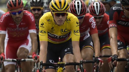 L'Australien Rohan Dennis porte le maillot jaune pour la deuxi&egrave;me &eacute;tape du Tour de France 2015, dimanche 5 juillet, entre Utrecht et Neeltje, aux Pays-Bas.&nbsp; (LIONEL BONAVENTURE / AFP)