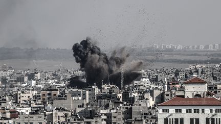 De la fumée noire s'échappe de la bande de Gaza lors d'un bombardement israélien, le 14 octobre 2023. (ALI JADALLAH / ANADOLU / AFP)