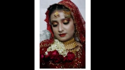 Le visage de cette mariée pakistanaise orné de bijoux et de tissus précieux, sa peau de cire et ses yeux clos, l&#039;effet bougé que Sarah Caron a crée au moment de déclencher, donne à cette jeune femme une posture quasi mystique. La photographe nomme cette image &quot;La Madone&quot; se référant aux icônes des vierges espagnoles. 
	 
 (Sarah Caron)