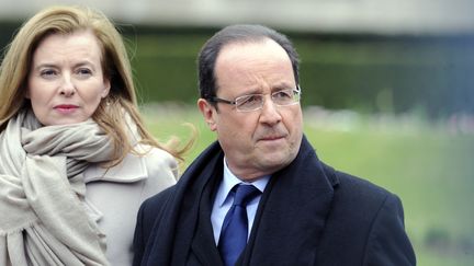 Val&eacute;rie Trierweiler et&nbsp;Fran&ccedil;ois Hollande, le 6 avril 2013, &agrave; Tulle (Corr&egrave;ze). (JEAN-PIERRE MULLER / AFP)