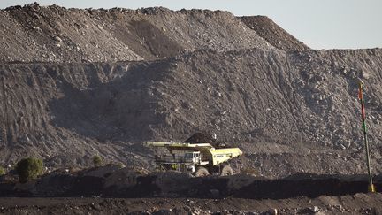 Un camion traversant une mine de charbon à ciel ouvert à Singleton, au nord de Sydney en Australie, le 18 novembre 2015 (photo d'illustration). (WILLIAM WEST / AFP)