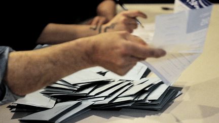 Des volontaires participent au d&eacute;pouillement des bulletins de vote &agrave; H&eacute;nin-Beaumont (Pas-de-Calais), le 23 mars 2014. (DENIS CHARLET / AFP)