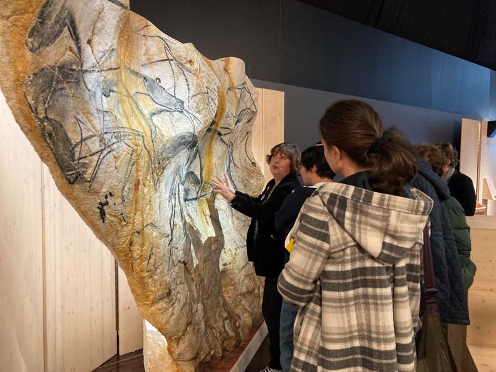 Carole Fritz, commissaire scientifique de l'exposition "Grotte Chauvet, l'aventure scientifique" avec des visiteurs à la Cité des Sciences, le 15 octobre 2024. (VALERIE GAGET / FRANCEINFO CULTURE)