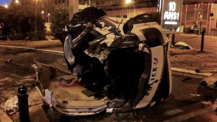 La voiture de police apr&egrave;s l'accident survenu &agrave; Cannes, samedi 22 septembre 2012.&nbsp; (AFP)