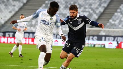 Rassoul Ndiaye (Sochaux) au duel avec Zuriko Davitashvili (Bordeaux), le 29 décembre 2022, lors de la 17e journée de Ligue 2. (MAXPPP)