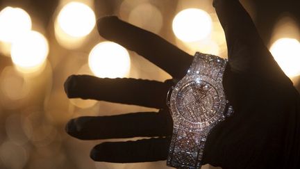 La derni&egrave;re cr&eacute;ation de l'horloger Hublot est sertie de diamants.&nbsp; (SEBASTIEN BOZON / AFP)