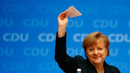 Angela Merkel vote pour sa r&eacute;&eacute;lection &agrave; la t&ecirc;te de la CDU, &agrave; Cologne (Allemagne), le 9 d&eacute;cembre 2014. (KAI PFAFFENBACH / REUTERS)