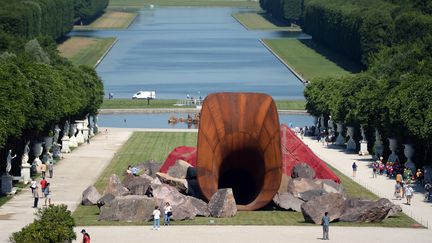 Une vue de l'&oelig;uvre "Dirty corner" de l'artiste Anish Kapoor, photographi&eacute;e le 5 juin 2015 au ch&acirc;teau de Versailles (Yvelines). (STEPHANE DE SAKUTIN / AFP)