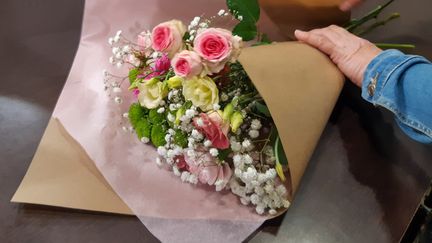 Un bouquet est préparé par un fleuriste. (AURÉLIE LAGAIN / RADIO FRANCE)