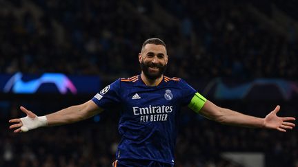 Karim Benzema célèbre son deuxième but inscrit lors de la demi-finale aller de Ligue des champions entre Manchester City et le Real Madrid, le 26 avril 2022. (PAUL ELLIS / AFP)