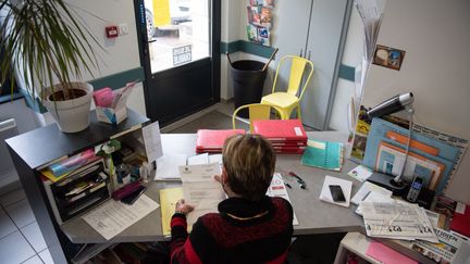 Une salle d'attente chez un médecin généraliste, à Excideuil, en Dordogne, le 2 avril 2020. (ROMAIN LONGIERAS / HANS LUCAS / AFP)