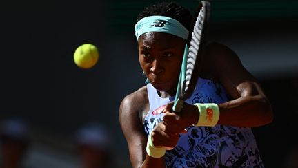 La puissance de Coco Gauff lors de sa demi-finale à Roland-Garros contre Martina Trevisan, le 2 juin 2022. (ANNE-CHRISTINE POUJOULAT / AFP)