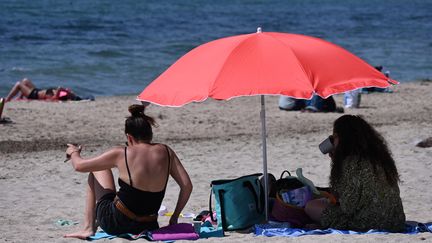 Sur la plage de Palavas (Hérault), où la température était supérieure de dix degrés par rapport aux valeurs de saison, le 18 mai 2022. (PASCAL GUYOT / AFP)