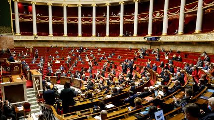 Les députés à l'Assemblée nationale, à Paris, le 9 février 2021. (LUDOVIC MARIN / AFP)