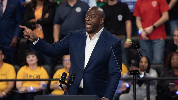 L'ancienne légende NBA Earvin "Magic" Johnson prononce un discours lors du meeting de Kamala Harris dans le Michigan, le 4 octobre 2024. (SCOTT OLSON / GETTY IMAGES NORTH AMERICA / AFP)