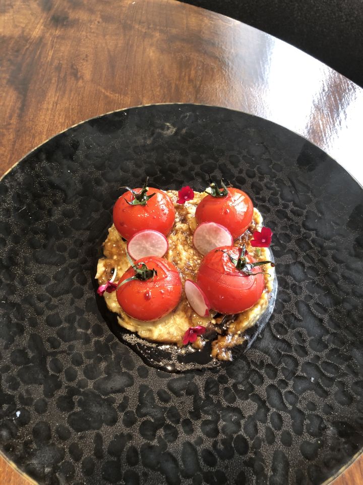 Tomates et aubergines assaissonnées à la grenade, un plat du Liban signé Alan Geaam. (RF / BERNARD THOMASSON)