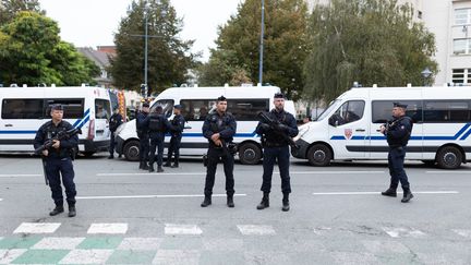 Des policiers devant le lycée Gambetta à Arras, le 13 octobre 2023. (ALEXIS SCIARD / MAXPPP)