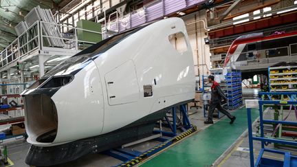 Un TGV en cours de fabrication dans l'usine Alstom de Belfort le 26 octobre 2017. (SEBASTIEN BOZON / AFP)