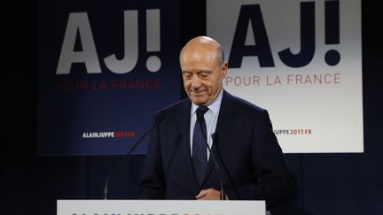 Alain Juppé fait un discours après l'annonce de sa défaite au second tour de la primaire de la droite, à paris le 27 novembre 2016. (Patrick KOVARIK / AFP)