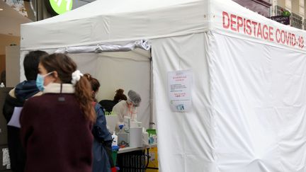 Un barnum de tests de dépistage au Covid-19 (Photo d'illustration).&nbsp; (PHOTOPQR/LE PARISIEN/MAXPPP)