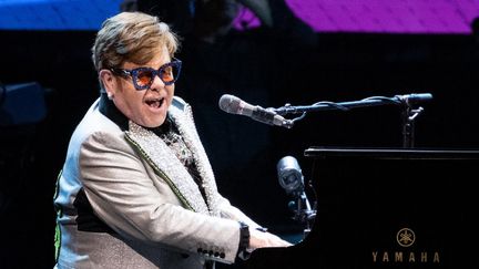 Le chanteur et pianiste Elton John sur la scène de l'Olympiahalle lors d'un concert dans le cadre de sa tournée "Farewell Yellow Brick Road Tour 2023" à Munich, en Allemagne, le 27 avril 2023. (SVEN HOPPE / DPA)