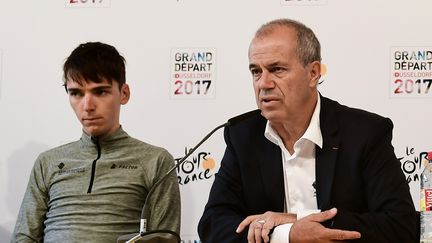 Romain Bardet et Vincent Lavenu, lors d'une conférence de presse à Dusseldorf (Allemagne), en juin 2017.&nbsp; (PHILIPPE LOPEZ / AFP)