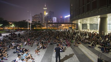 &nbsp; (Des centaines de manifestants sont restés rassemblés sur la place centrale de Hong Kong cette nuit. © Maxppp)