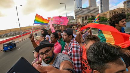 Un homme prend un selfie durant la marche LGBT à Colombo (Sri Lanka), le 17 juin 2017. (THARAKA BASNAYAKA / NURPHOTO)