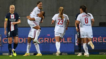 Les joueuses de l'OL célèbrent leur unique but face au PSG lors du Trophée des championnes, le 28 août&nbsp; (DENIS CHARLET / AFP)