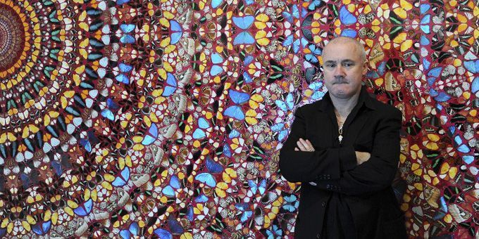 Damien Hirst pose devant une de ses oeuvres à la Tate Modern (I Am Become Death, Shatterer of Worlds, 2 avril 2012)
 (Carl Court / AFP)