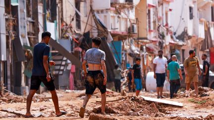 Des habitants de la ville de Derna, dans l'est de la Libye, le 11 septembre 2023, après les crues soudaines ayant touché l'est du pays. (AFP)