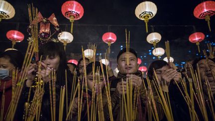 Des millions de Chinois se pressent dans les temples pour prier, à l'occasion du nouvel an lunaire. (DALE DE LA REY / AFP)