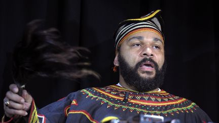 L'humoriste Dieudonn&eacute;, le 11 janvier 2014, lors d'une conf&eacute;rence de presse au th&eacute;&acirc;tre de la Main d'Or, o&ugrave; il a l'habitude de jouer, &agrave; Paris. (ALAIN JOCARD / AFP)