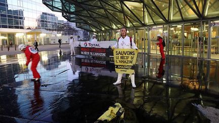 pour mesurer la fiabilité de leur projet mais... avant la découverte du récif corallien. Malgré la pression des ONG écologistes, ils refusent d’en effectuer de nouvelles. Les militants de Greenpeace font pression pour bloquer ce projet. Fin mars 2017, ils ont déversés 3.000 litres de mélasse devant le siège de Total en France pour protester contre ce projet.  (Jacques DEMARTHON / AFP)