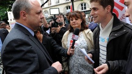 Bruno Le Roux (PS) et le président de l'Unef Emmanuel Zemmour non loin du Palais Bourbon à Paris (AFP PHOTO / MEHDI FEDOUACH)