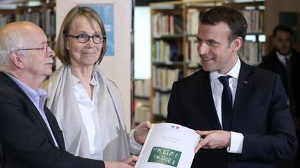 Emmanuel Macron et Françoise Nyssen reçoivent, le 20 février à la médiathèque des Mureaux, le rapport d'Erik Orsenna sur l'avenir des bibliothèques. (LUDOVIC MARIN / AFP)