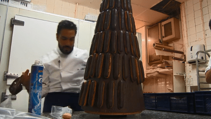 Salon du chocolat : le pari fou d'un pâtissier et de sa religieuse de 4 mètres de haut