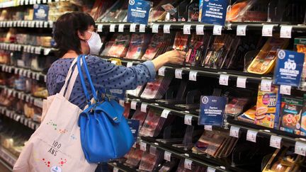 Une femme fait ses courses à Montbéliard (Doubs), le 22 avril 2020. (LIONEL VADAM / MAXPPP)