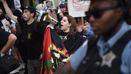 Des manifestants propalestiniens le dimanche 18 août 2024 à Chicago, à la veille de l'ouverture de la convention nationale du parti démocrate. (MATTHEW HATCHER / AFP)